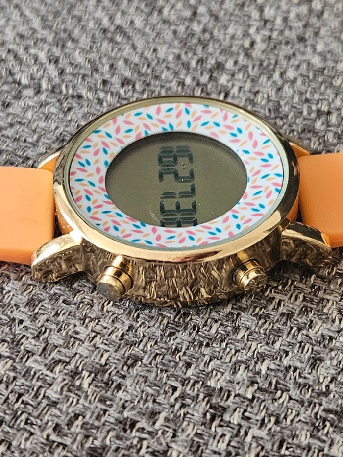 Montre digitale femme enfant PR-20-00670 silicone orange LCD podomètre silicone pile neuve chronomèt - photo numéro 3