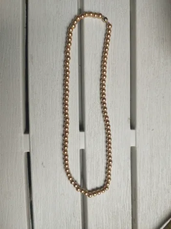 Collier perles dorées avec fermeture aimant