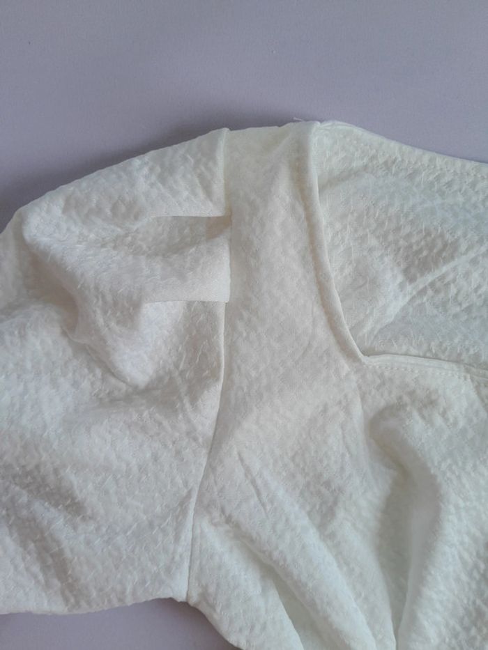 Jolie robe neuve courte  manche bouffante cintrée à la taille tissus style nid d abeille taille 1 - photo numéro 7
