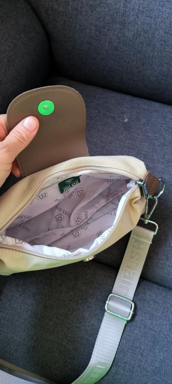 Sac à bandoulière très tendance de très bonne qualité avec compartiment - photo numéro 8