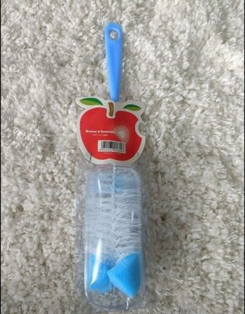 Une brosse pour nettoyer vos biberons, bouteilles...
