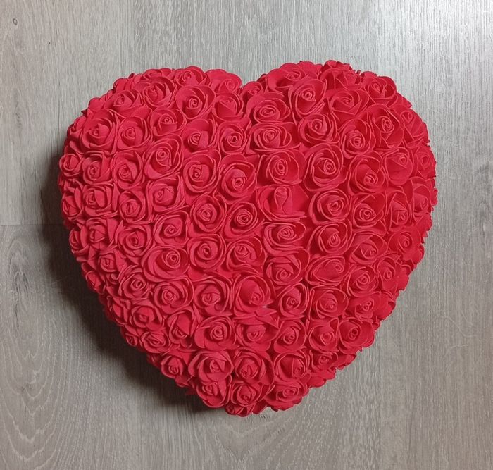 Cœur en roses artificielles 25 cm