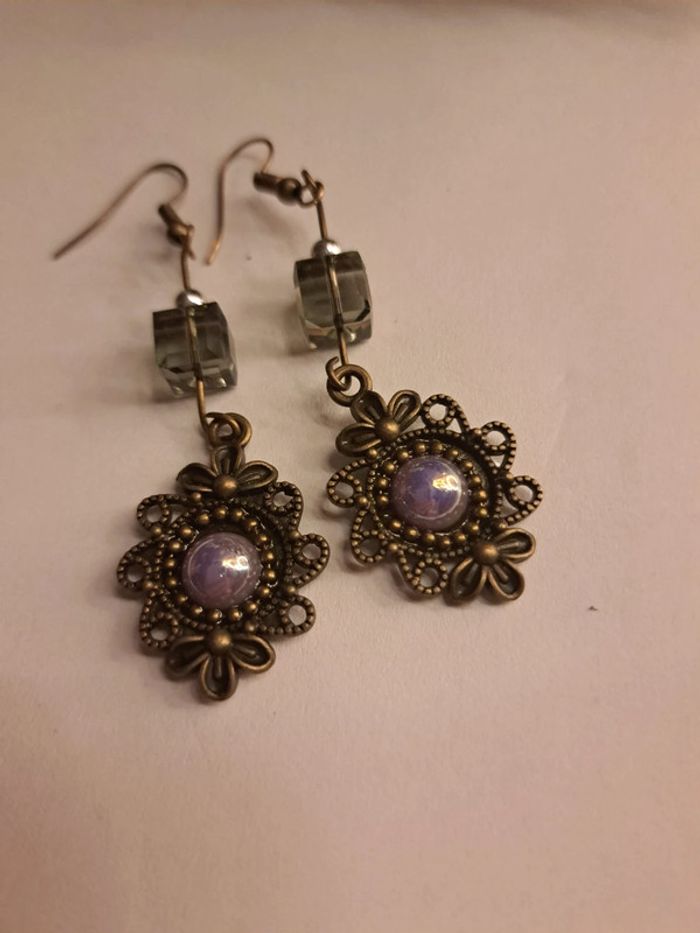 Boucles d'oreilles pendante violet et bronze - photo numéro 6