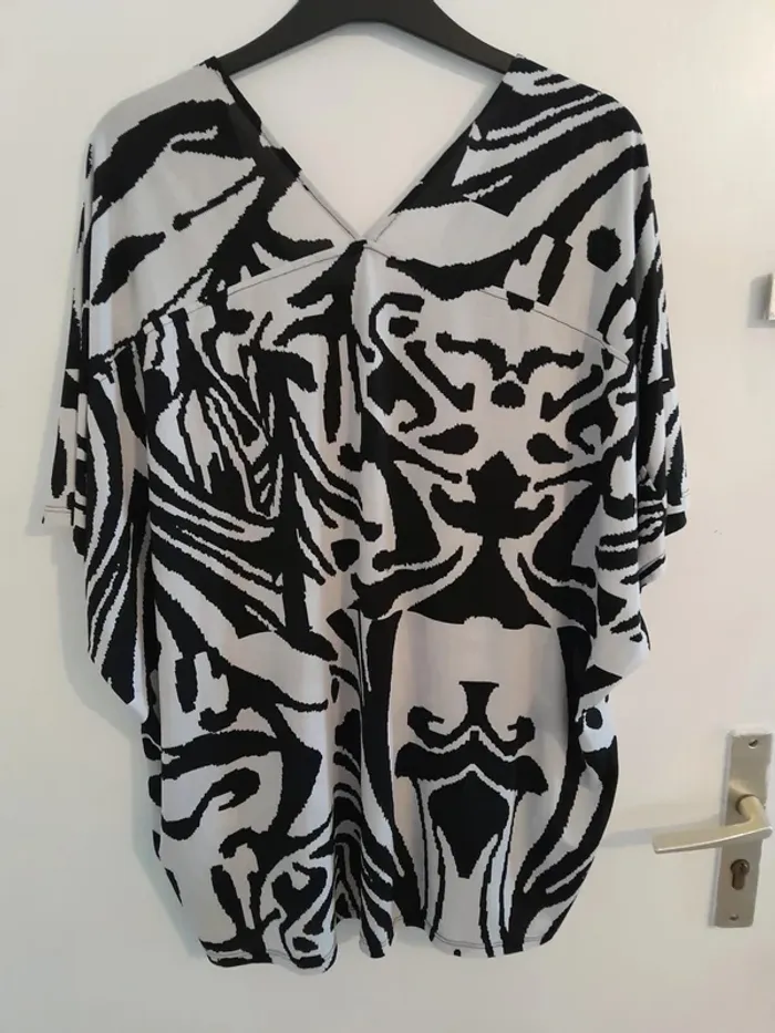 Haut blanc imprimé noir taille 56/58, manches courtes - photo numéro 4