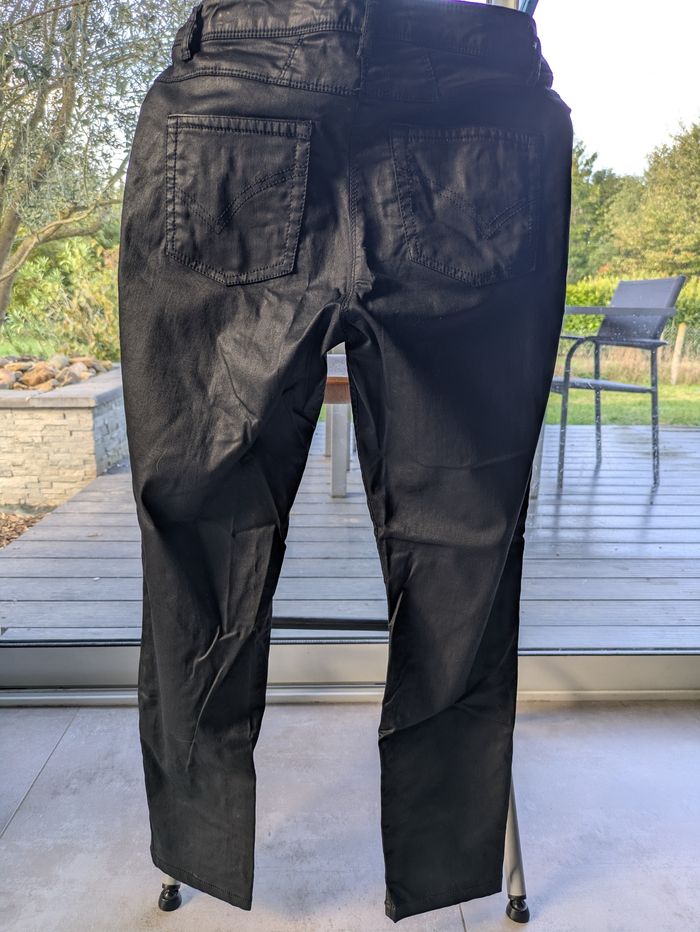 Pantalon noir effet similicuir - photo numéro 3