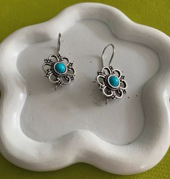 Boucles d’oreilles bohème fleur bleue turquoise et argentée