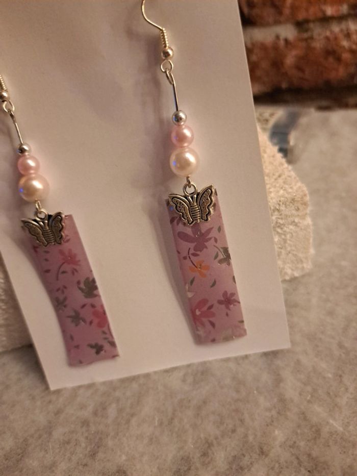 Boucles d'oreilles pendante en résine rose et argenté - photo numéro 5