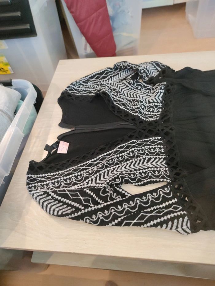 Robe tunique noir brodé 32 ou 12 ans - photo numéro 2