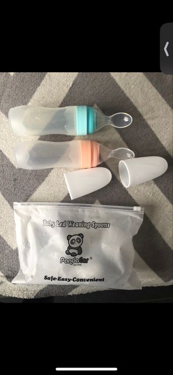 Le lot de 2 cuillère spéciale pour aider bébé à manger avec réservoir neuf 