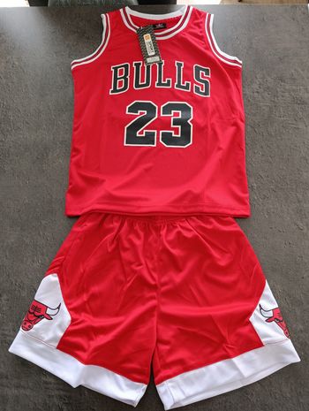 Tenue basket NBA Chicago Bulls Michael Jordan rouge. 7ans
