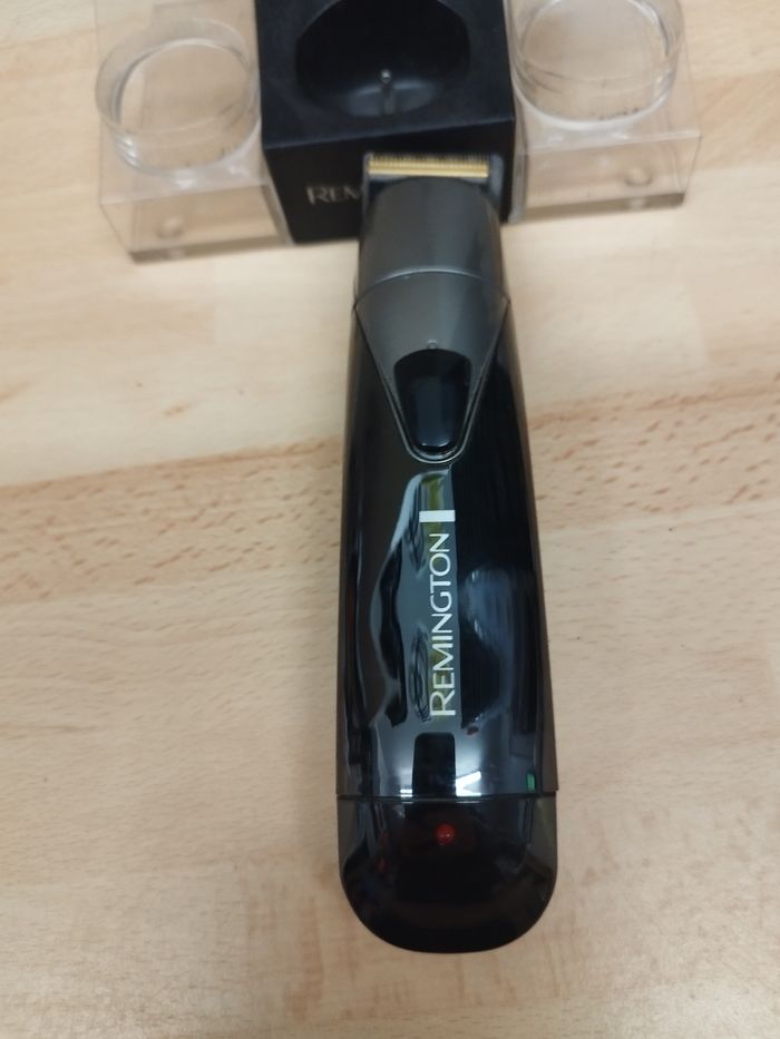 REMINGTON - Tondeuse multifonction PG400
Vendu comme sur la photo tondeuse avec le et chargeur manque les autres accessoires - photo numéro 5