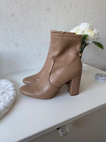 Bottines beige à talons en similicuir