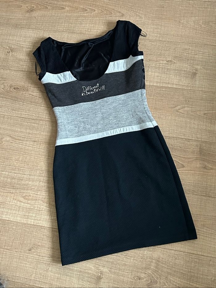 Robe noire et grise à manches courtes Desigual taille S jamais portée - photo numéro 8