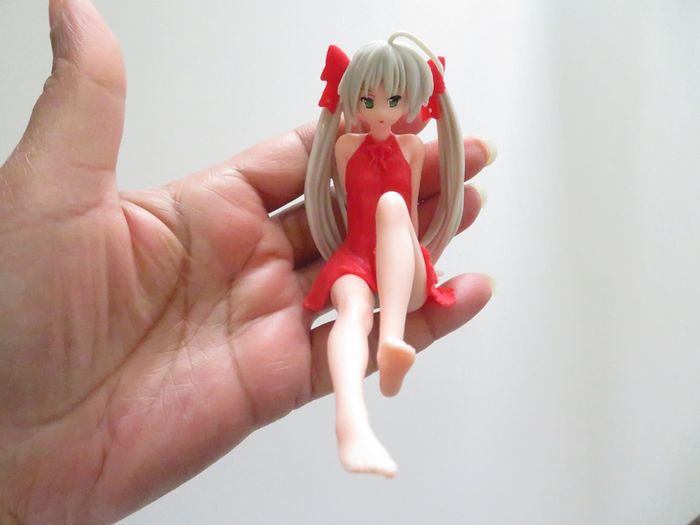 Figurine manga fille rouge assise - photo numéro 4