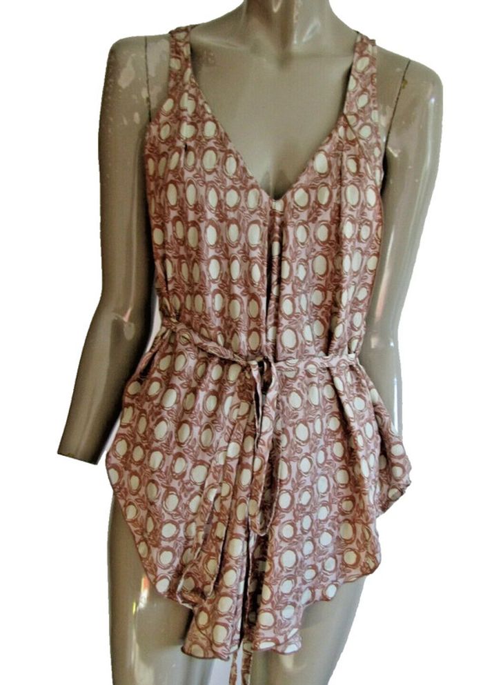 top tunique 100%soie marque manila grace pas de taille indiquée mais convient a une taille 36/38