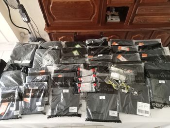 Lot vêtements de travail et lunettes de protection.