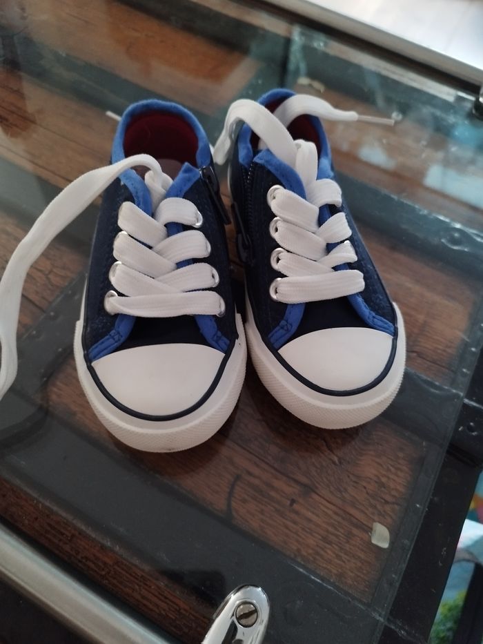 Chaussures neuves enfant - photo numéro 2