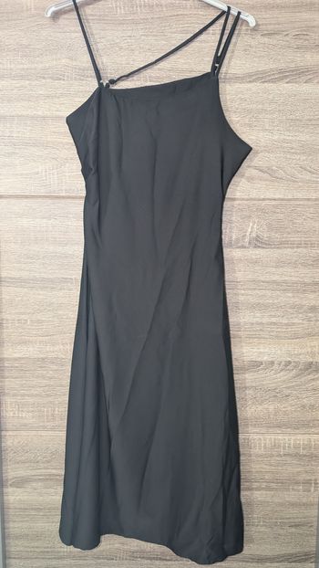 Robe noire élégante à bretelles asymétriques - style minimaliste chic