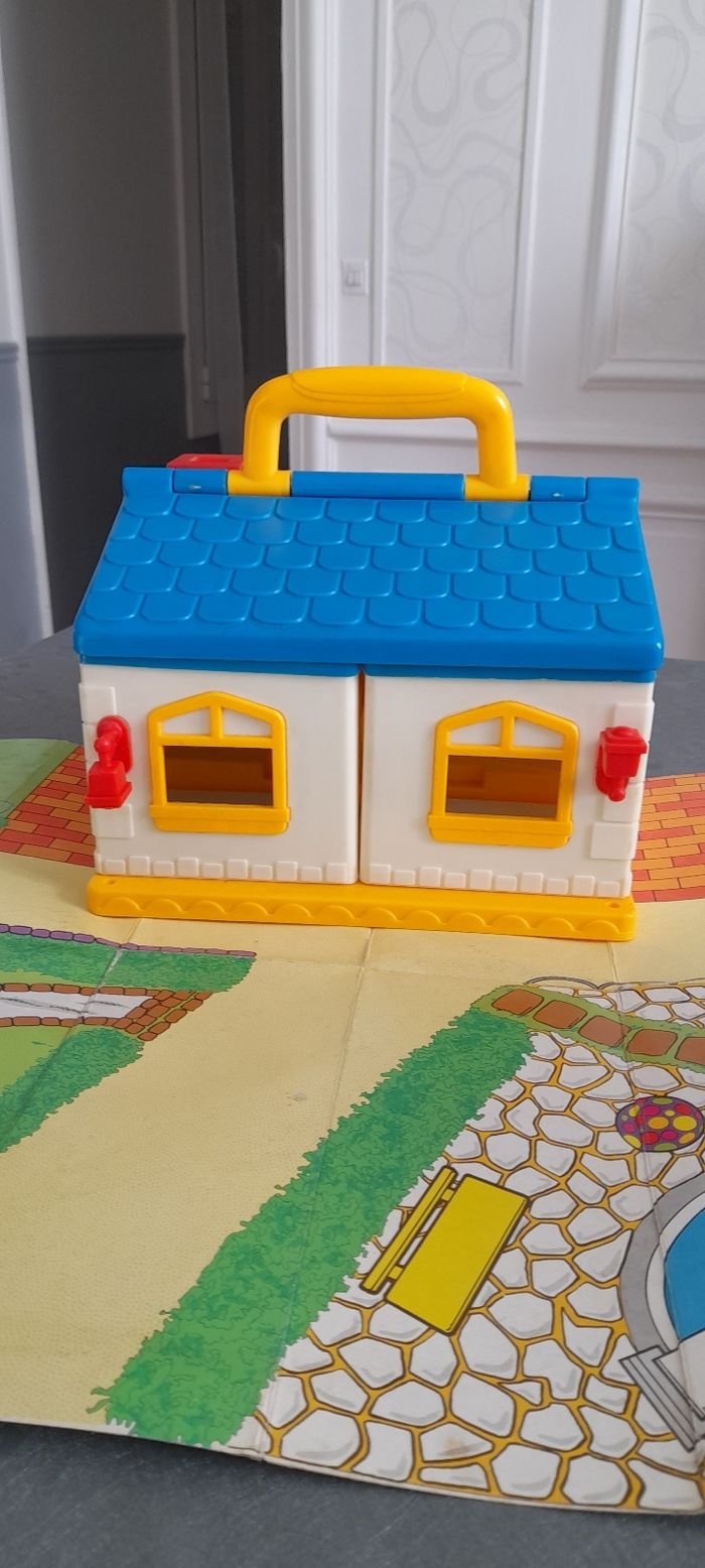Maison avec personnages et accessoires - photo numéro 2