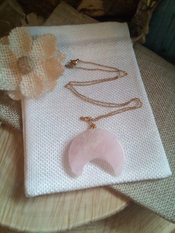 Collier lune en pierre de quartz rose 🩷.