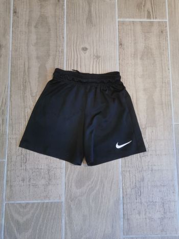 Short. Nike taille 10ans