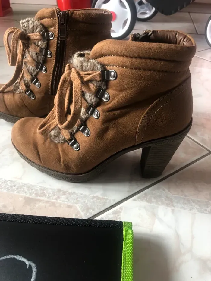 Belle paire de bottine de la marque Marco Tozzi de pointure 38 - photo numéro 2