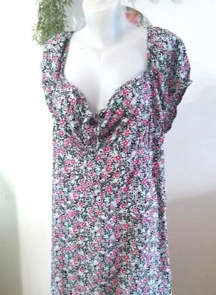 robe fleuries avec une échancrure sur un cote devant taille 54 Bella Diva neuve - polyester - photo numéro 10