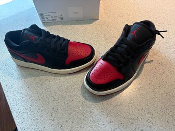 Baskets Air Jordan Nike rouge et noir
