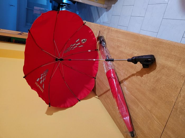 Ombrelle neuve marque Ferrari  jamais servie