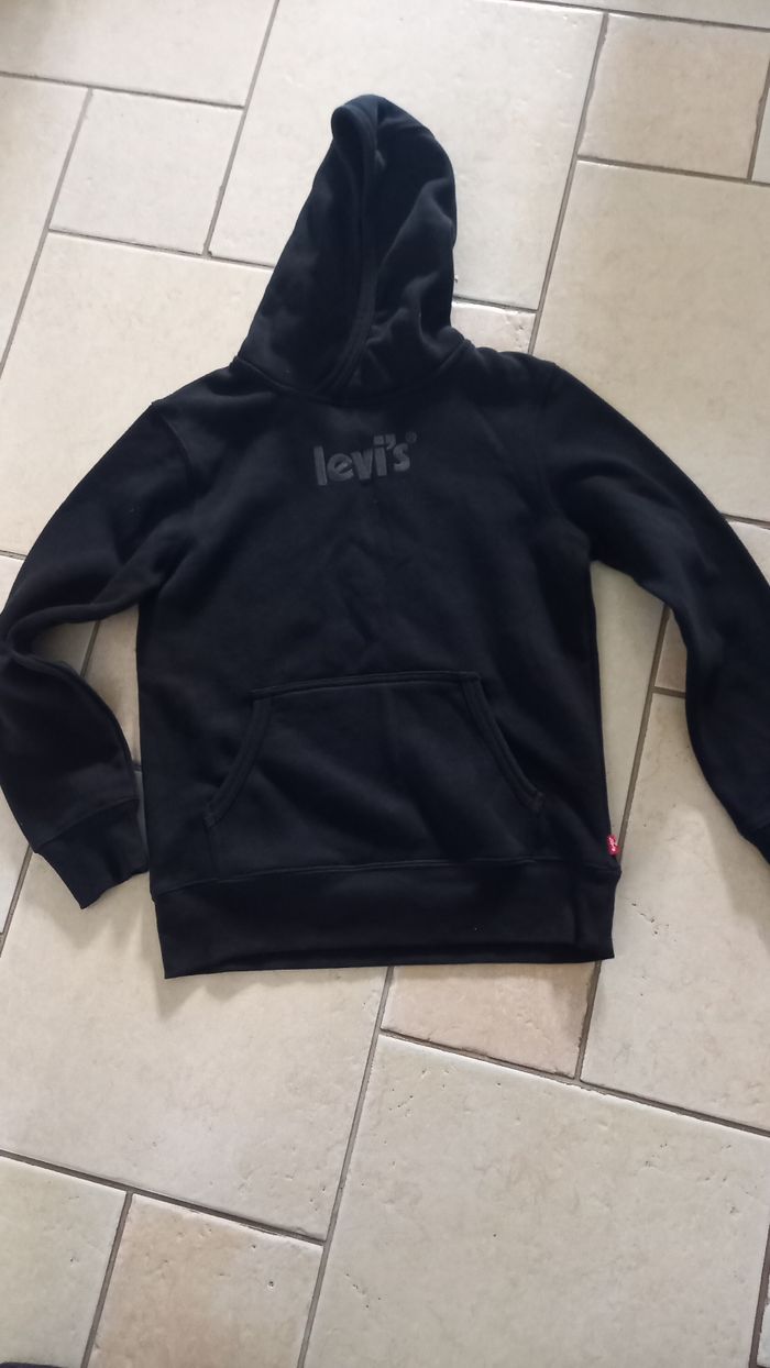 Pull noir levis