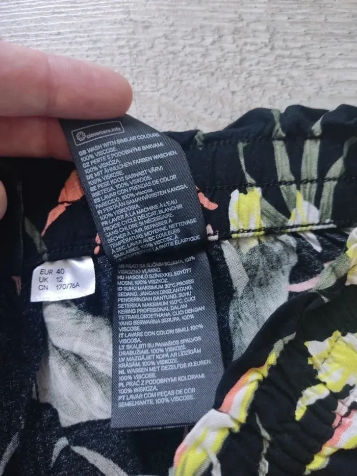 Pantalon sarouel noire motifs fleurs tropicales multicolores avec poches taille 40 H&M - photo numéro 6