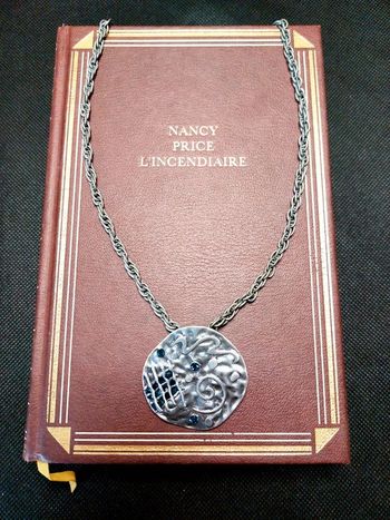 Magnifique collier chaîne couleur argent vieilli avec pendentif médaillon