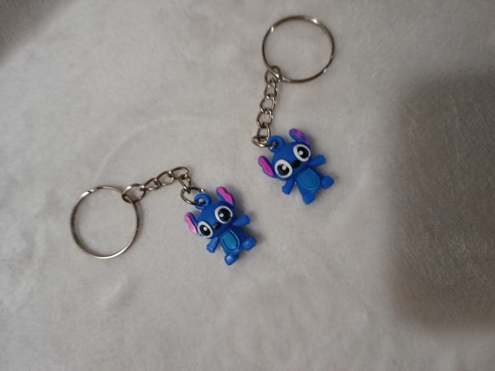 A saisir , jamais utilisés , lot de 2 porte-clé " Stitch" ( bien lire merci) - photo numéro 2