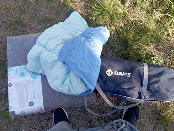 Lit parapluie bleu et matelas 