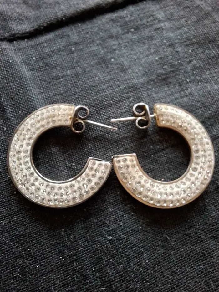 Boucles d'oreilles Victoria créoles épaisses serties de strass - photo numéro 4