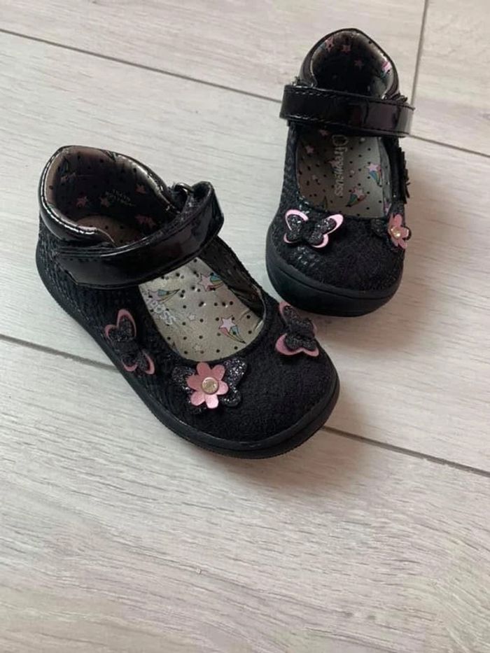 Chaussure babies embout renforcé pointure 20 papillons et fleurs