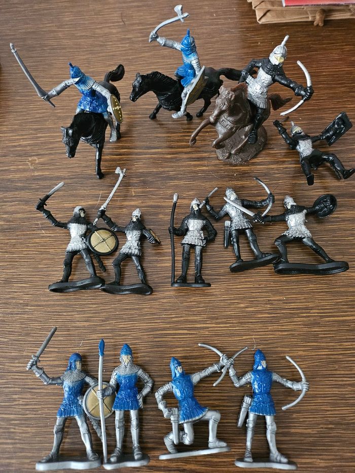 Lot de chevaliers et chevaux