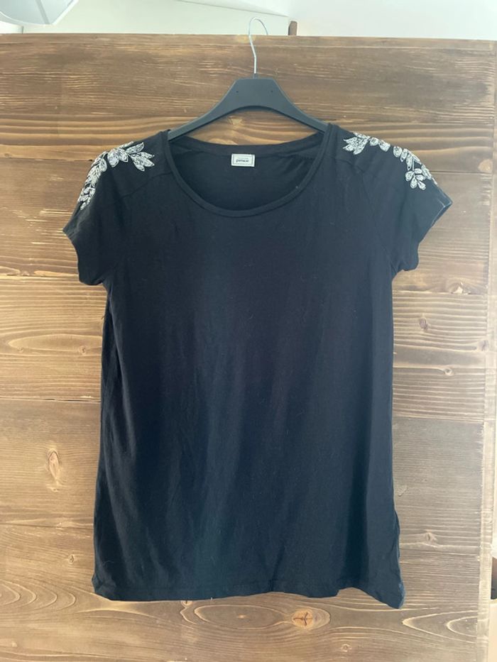 Tee shirt noir avec motif perle sur les épaules