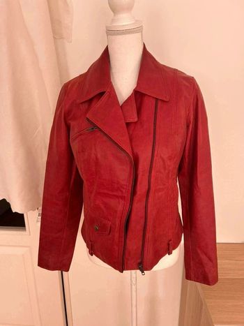 Veste en cuir rouge