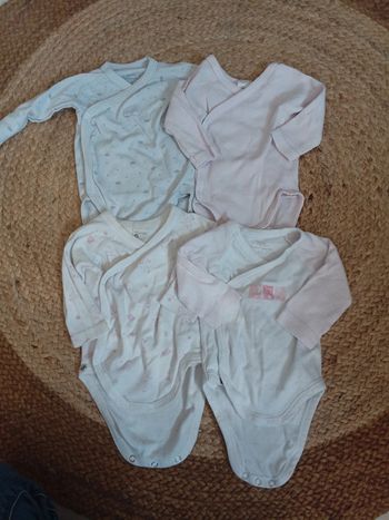 4 bodies Différente marque 1 mois