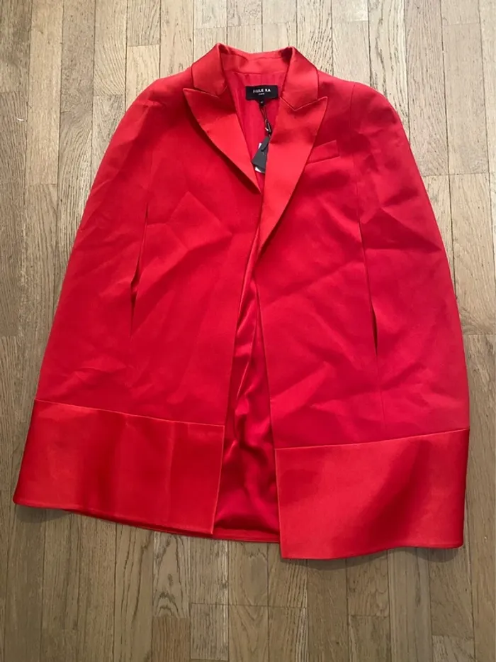 Cape rouge Paule Ka taille 40 neuve - photo numéro 2