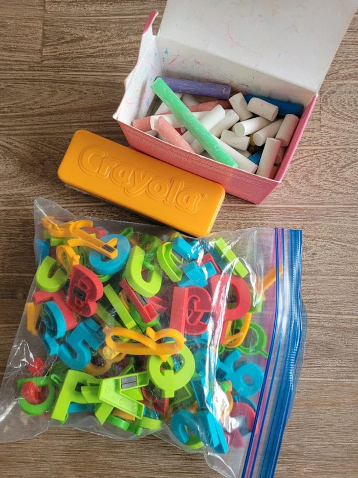 Lot aimant lettre craie et brosse