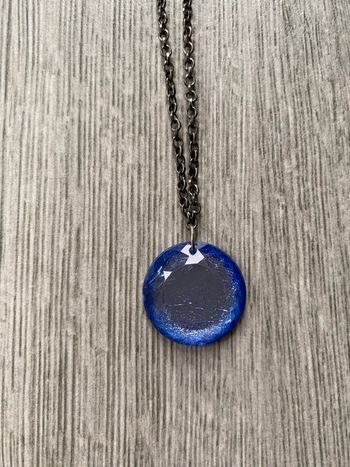 Sautoirs avec perle bleu effet craquer