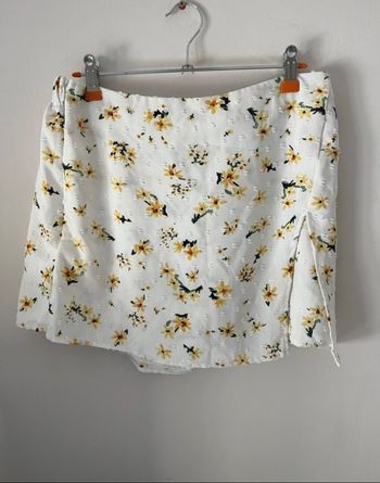 Jupe short d’été blanc à fleurs