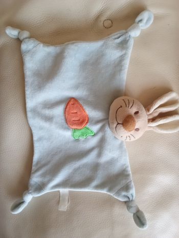 Doudou lapin  beige carotte tête marron beige Fnac éveil bien d'occasion couleurs  usées plat noeuds