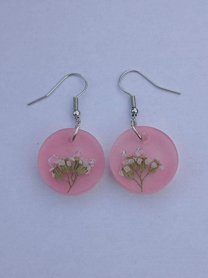 Boucles d'oreilles roses petites fleurs blanches 🌸