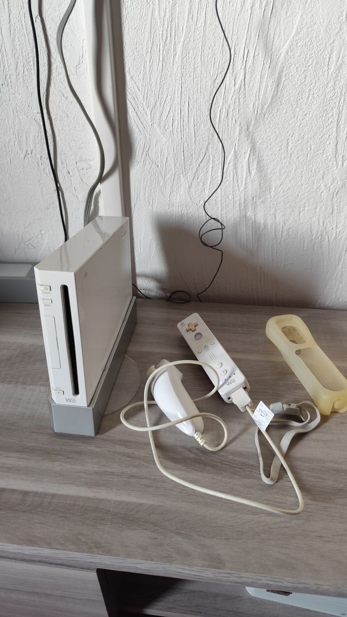 Nintendo Wii complete + Wii Sport avec une Manette et Nunchuck - photo numéro 2