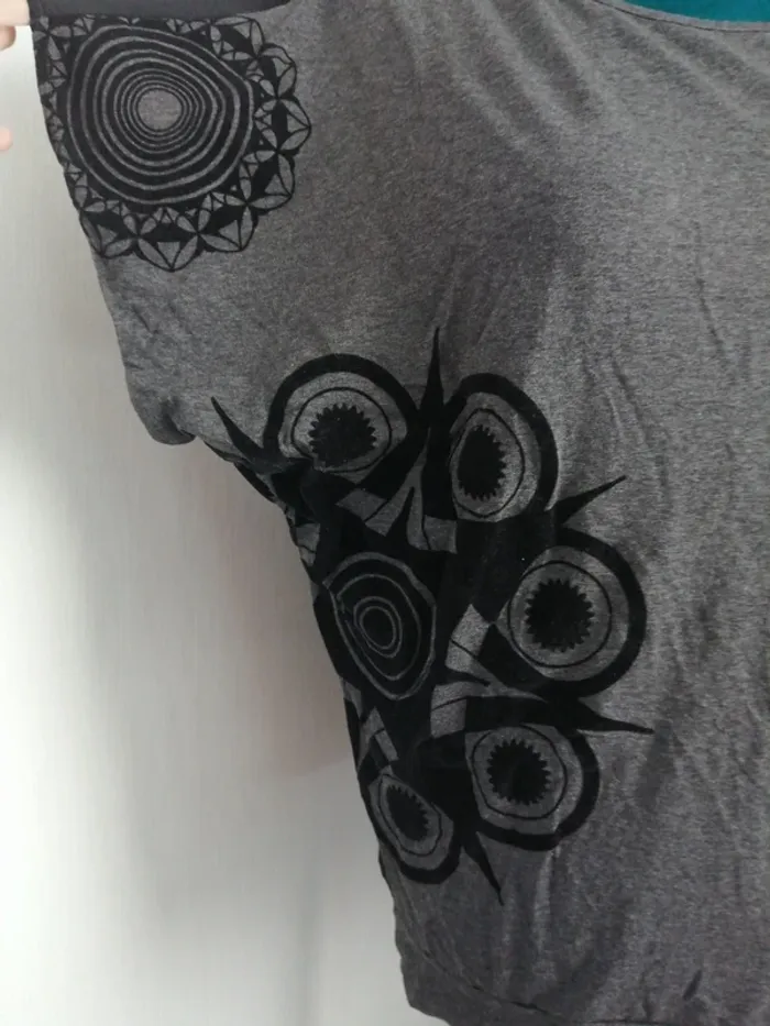 Tee-shirt gris et noir bi matière avec mandala velours manches chauve-souris / desigual / (38) - photo numéro 3