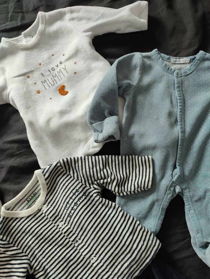 Lot bodys et pyjamas 1 mois - photo numéro 2