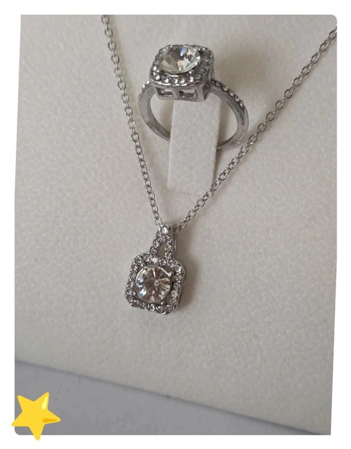 Parrure collier + pendentif + boucle d'oreilles + bague carrés strass blanc - photo numéro 2